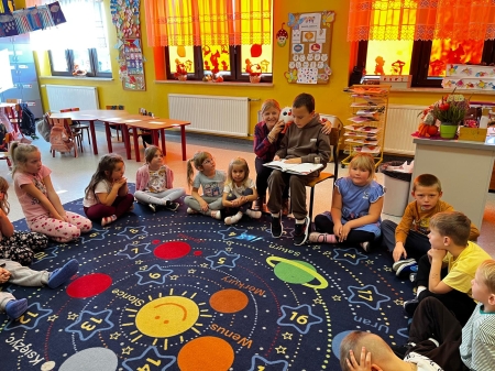 DZIEŃ GŁOŚNEGO CZYTANIA- ''STARSI CZYTAJĄ MŁODSZYM''