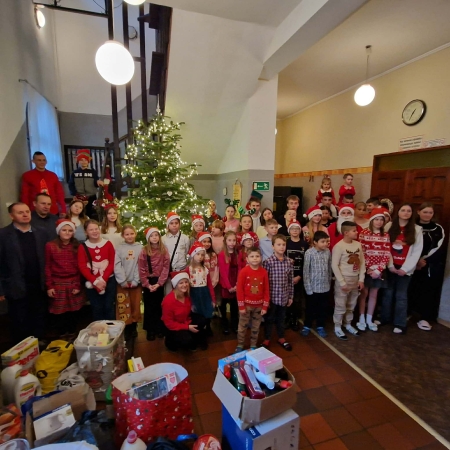 Świąteczna wizyta Szkolnego Koła Caritas w Domu Dziecka w Bąkowie 