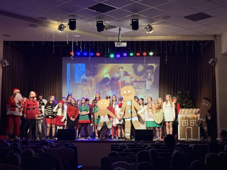 Magiczny Prezent Świętego Mikołaja – szkolne przedstawienie pełne wzruszeń i świątecznego humoru!