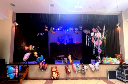 PRZEDSTAWIENIE PT.'' MAGICZNE DRZEWO CHARAKTERÓW'' GRUPY TEATRALNEJ KUKIEŁKI ZE STAREJ MIO